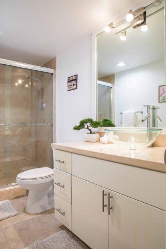 Sunny Isles Beach Retreat with Bay Views 2 BR 2 BA OR 1BR 1 BA Parking & Fast Wi-Fi in Sunny Isles Beach, USA