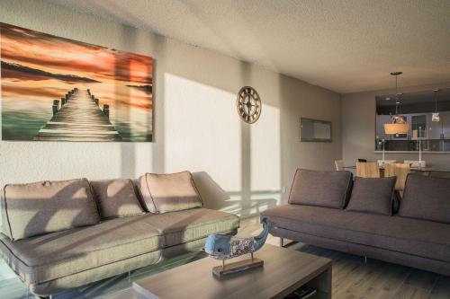 Sunny Isles Beach Retreat with Bay Views 2 BR 2 BA OR 1BR 1 BA Parking & Fast Wi-Fi in Sunny Isles Beach, USA