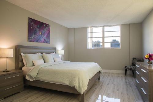 Sunny Isles Beach Retreat with Bay Views 2 BR 2 BA OR 1BR 1 BA Parking & Fast Wi-Fi in Sunny Isles Beach, USA