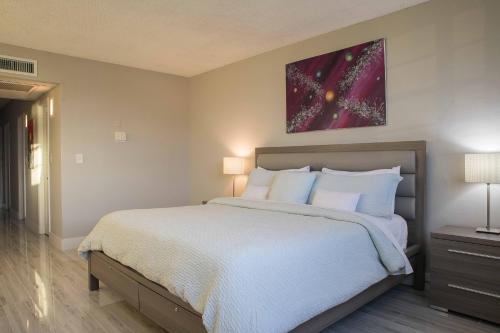Sunny Isles Beach Retreat with Bay Views 2 BR 2 BA OR 1BR 1 BA Parking & Fast Wi-Fi in Sunny Isles Beach, USA
