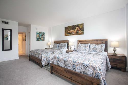 Sunny Isles Beach Retreat with Bay Views 2 BR 2 BA OR 1BR 1 BA Parking & Fast Wi-Fi in Sunny Isles Beach, USA