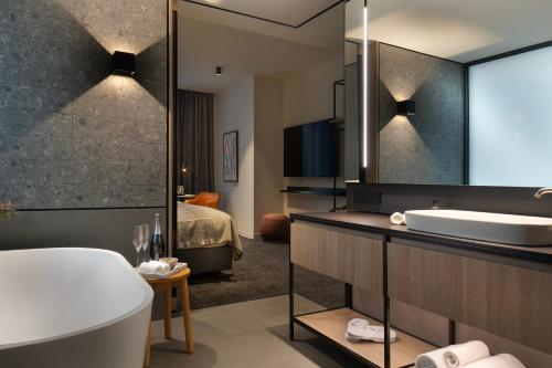 room detail thumbnail 2