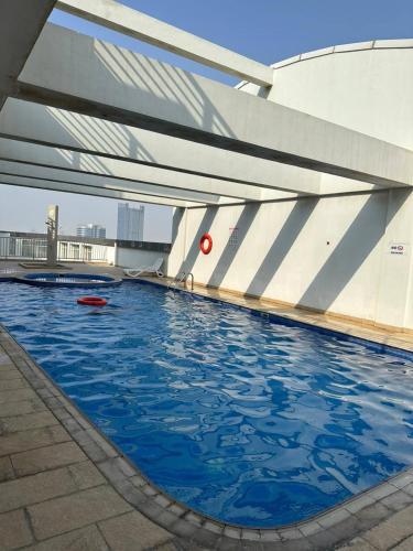 Luxurious 1 Bedroom Apartment in Red Residency Sport City Dubai, Дубай (фото 3)