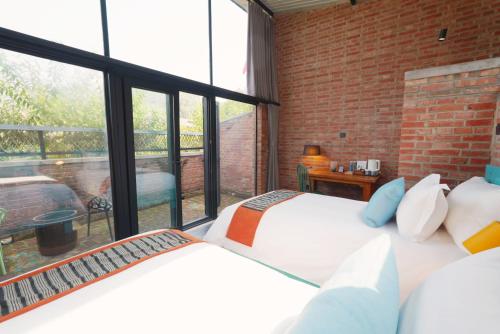493444282 Brickyard Retreat at Mutianyu Great Wall Adjoin to Mutianyu Great Wall - Room with the View of Great Wall - Free Chinese massage experience - Vehicle Shuttle Service - International Catering - SPA& Nail Beauty Facilities