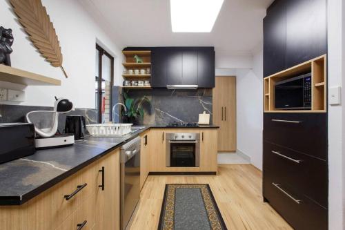 Kitchen, Luxe 3BR Villa with Kitchen & Laundry in Perth