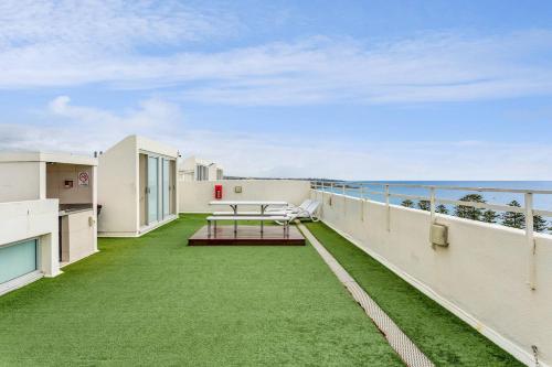The Norfolk - A Bright Beachside Hideaway with Pool - image 8
