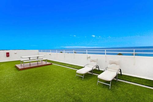 The Norfolk - A Bright Beachside Hideaway with Pool - image 11