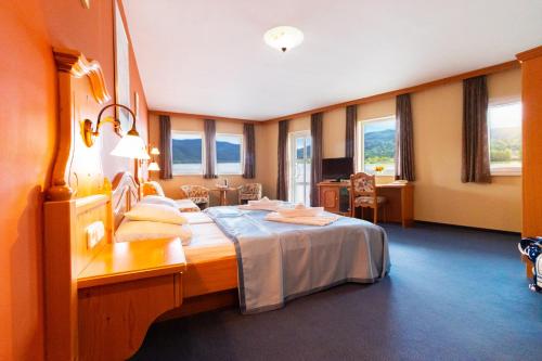 1 queen bed, 1 sofa bed