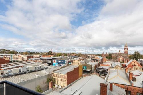 Light-filled Stylish Living in Diverse Hawthorn