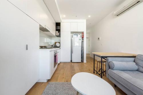 Collingwood Charm - Centrally Located with Balcony - image 2