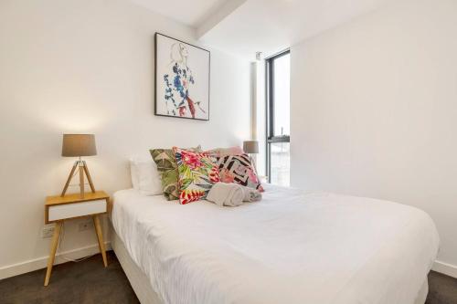 Collingwood Charm - Centrally Located with Balcony - image 3