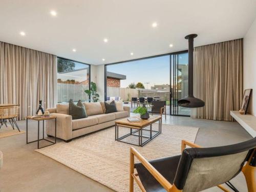 LUXE Poolside living, in the heart of Flinders