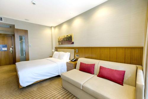 1 queen bed, 2 twin beds, 1 sofa bed