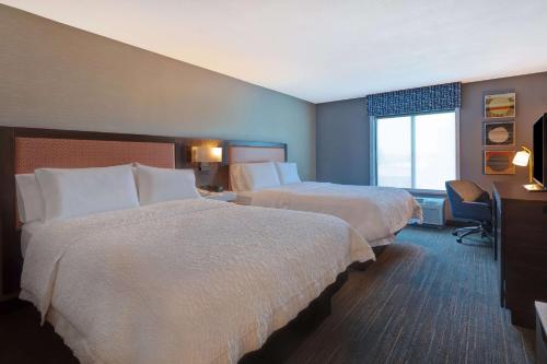 2 queen beds