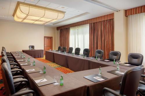 Hilton Seattle Airport & Conference Center - image 9