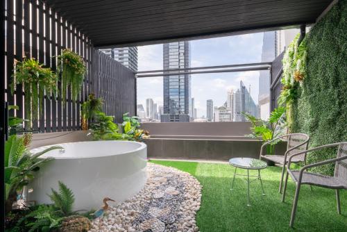 room detail thumbnail 2