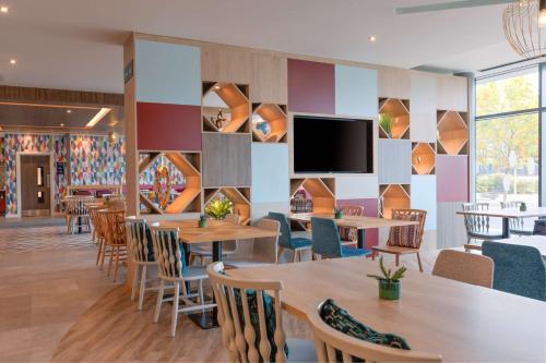 Hampton by Hilton Ashford International - main image
