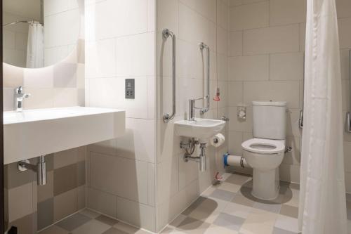 Hampton by Hilton Ashford International - image 9