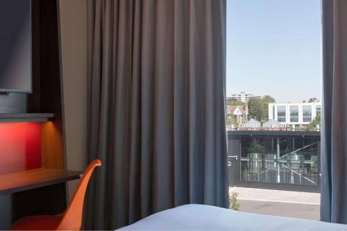 Hampton by Hilton Ashford International - image 8