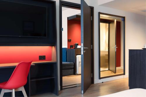 Hampton by Hilton Ashford International - image 3