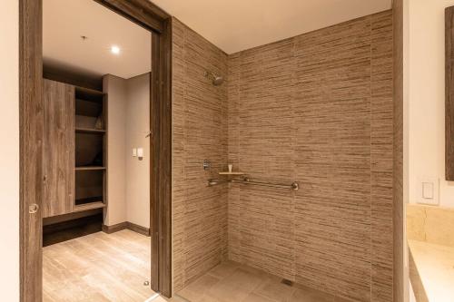Queen Room with Roll-In Shower - Mobility Accessible/Non-Smoking image 7