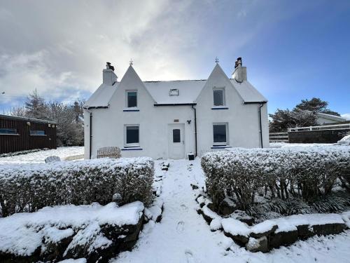 Carnmhor, Isle of Skye - Stunning 242 year old cottage on its own sea shore!