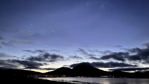 Carnmhor, Isle of Skye - Stunning 242 year old cottage on its own sea shore!