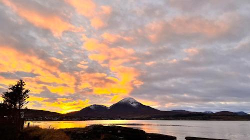 Carnmhor, Isle of Skye - Stunning 242 year old cottage on its own sea shore!