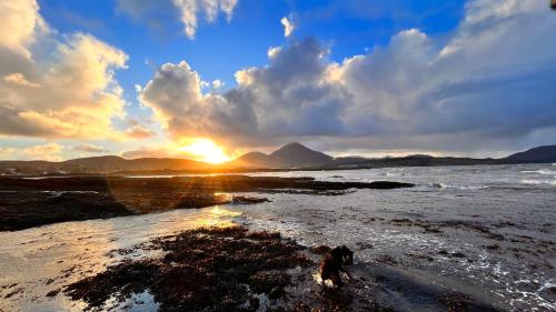 Carnmhor, Isle of Skye - Stunning 242 year old cottage on its own sea shore!