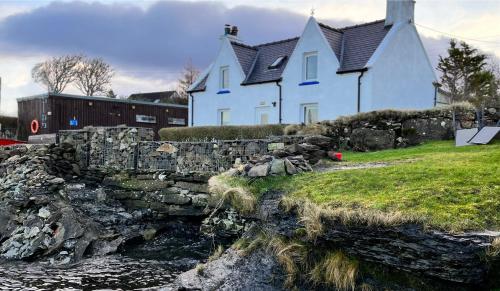 Carnmhor, Isle of Skye - Stunning 242 year old cottage on its own sea shore!, Breakish (zdjęcie 2)