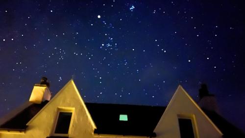 Carnmhor, Isle of Skye - Stunning 242 year old cottage on its own sea shore!