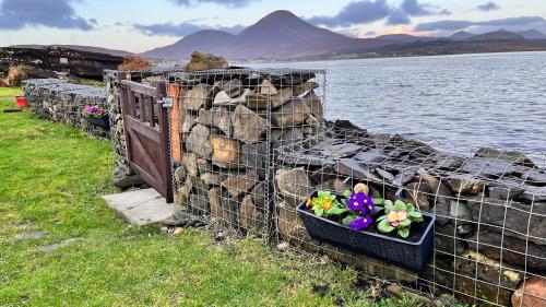 Carnmhor, Isle of Skye - Stunning 242 year old cottage on its own sea shore!