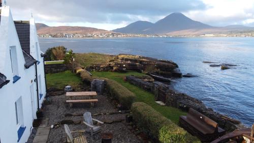 Carnmhor, Isle of Skye - Stunning 242 year old cottage on its own sea shore!