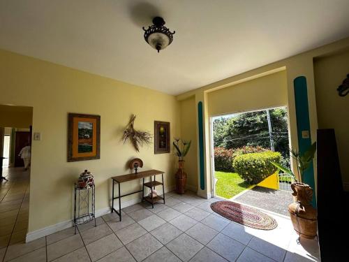 حديقة, Luxury 5-Bed Villa in Tobago The Big Yellow House in Scarborough