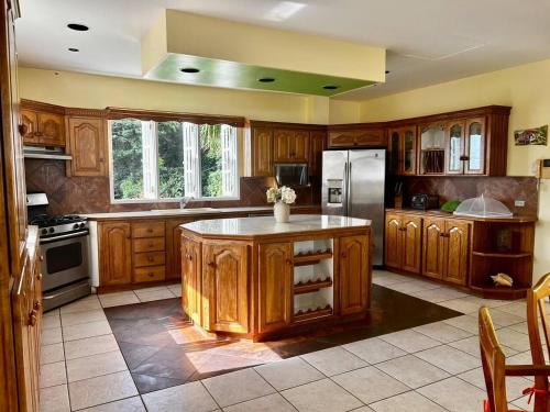 مطبخ, Luxury 5-Bed Villa in Tobago The Big Yellow House in سكاربوروف