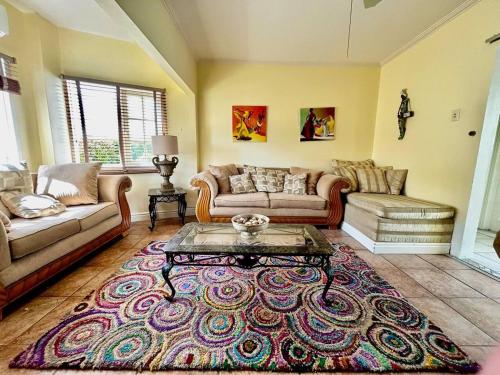 Luxury 5-Bed Villa in Tobago The Big Yellow House in سكاربوروف