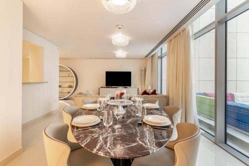 Allsopp & Allsopp - Chic 2-Bedroom Duplex Apartment in Boulevard Crescent Downtown - image 8