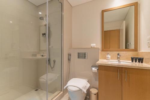 Allsopp & Allsopp - Chic 2-Bedroom Duplex Apartment in Boulevard Crescent Downtown - image 7