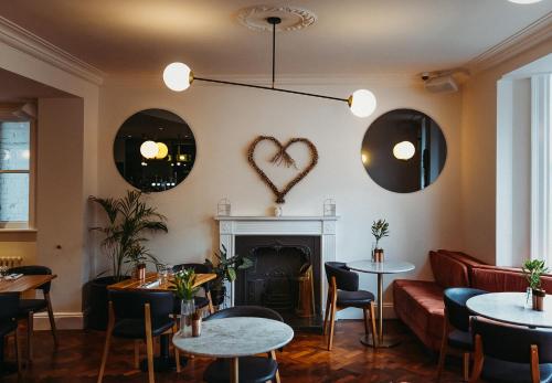 The Masons Arms Hotel - image 9