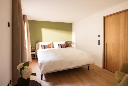 1 queen bed, 1 sofa bed