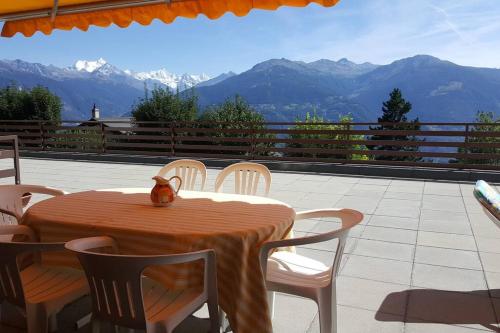 Sunny 2 BR w large terrace, stunning views & pool Crans Montana