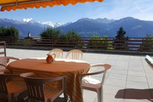 Sunny 2 BR w large terrace, stunning views & pool in Crans-Montana, Schweiz