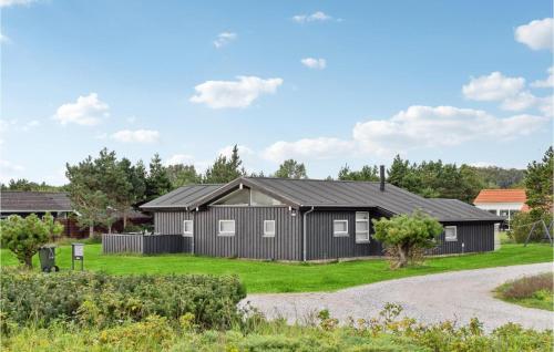 B&B Glesborg - Awesome Home In Glesborg With Wifi And 4 Bedrooms - Bed and Breakfast Glesborg