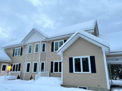 New luxury spacious 3BR 3BA 1 mile from Mt Snow