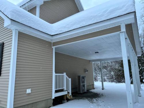 New luxury spacious 3BR 3BA 1 mile from Mt Snow
