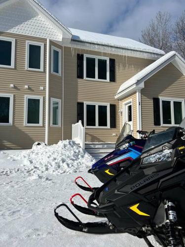 New luxury spacious 3BR 3BA 1 mile from Mt Snow