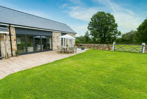 Viesnīcas āriene, Carrog Barn in Llangristiolus