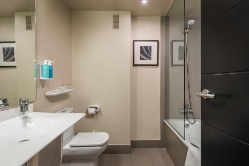 Double or Twin Room image 5