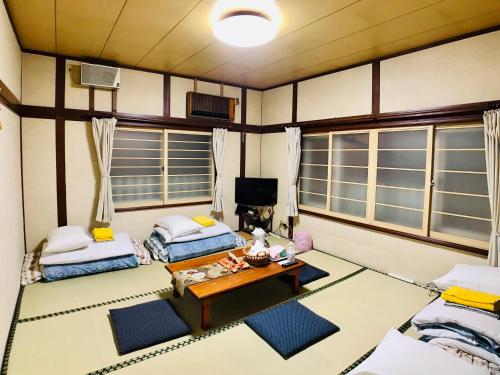 room detail thumbnail 1