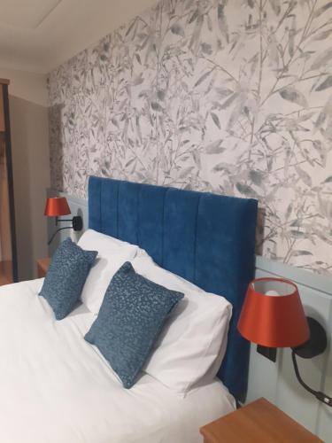 1 king bed, 1 twin bed